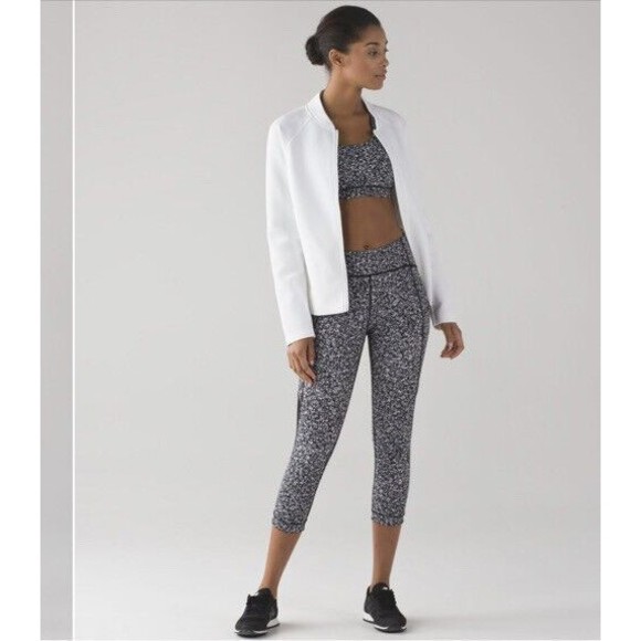 Lululemon Sole Training Crop Womens Size 4 Daisy Dust Alpine White/Black W6AFHS - Picture 1 of 8